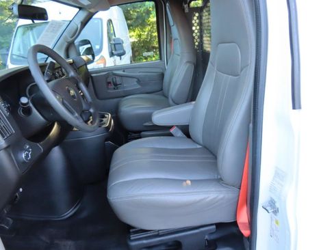 Used 2015 Chevrolet Express 2500 RWD image 10