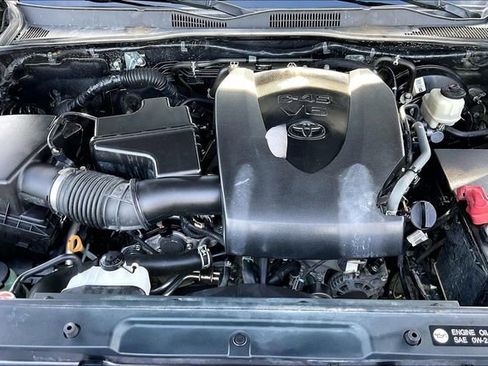 Used 2018 Toyota Tacoma TRD Sport image 9