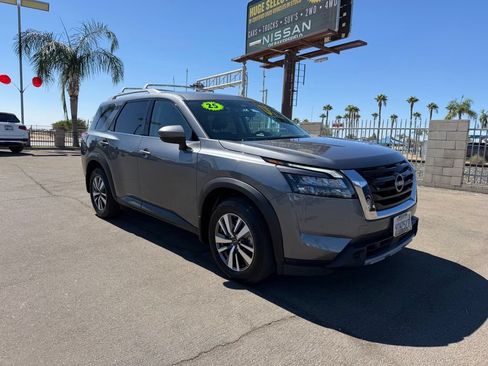 Used 2025 Nissan Pathfinder SL AWD/4WD image 1