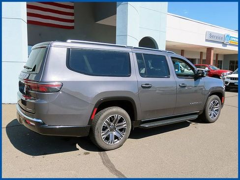 Used 2024 Jeep Wagoneer L Series II w/ Flexible Seating Group AWD/4WD image 7