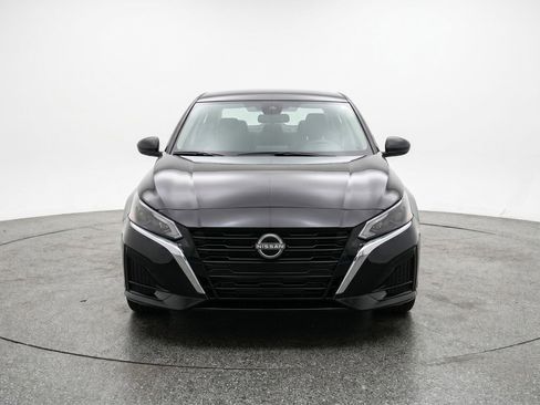 Used 2025 Nissan Altima 2.5 SV FWD image 2