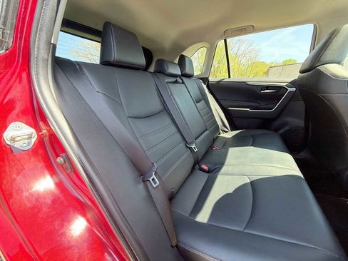 Used 2021 Toyota RAV4 XLE Premium image 18