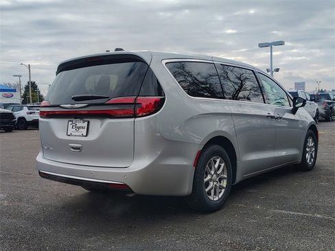 New 2026 Chrysler Pacifica Select image 7