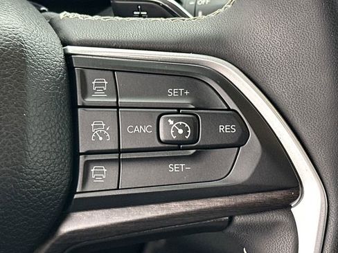 Used 2023 Jeep Grand Cherokee L Limited AWD/4WD image 31