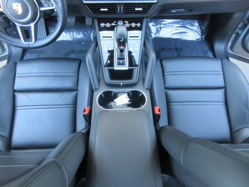 Used 2023 Porsche Cayenne image 19