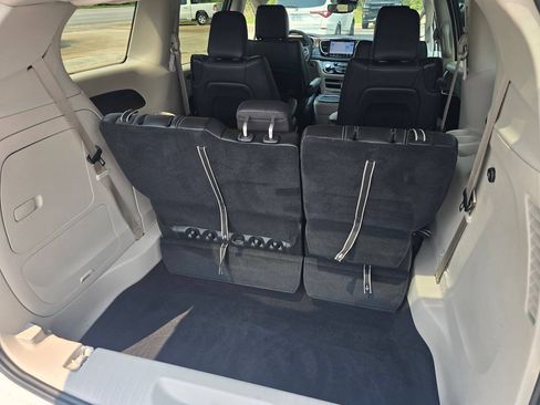 Used 2024 Chrysler Pacifica Limited FWD image 29