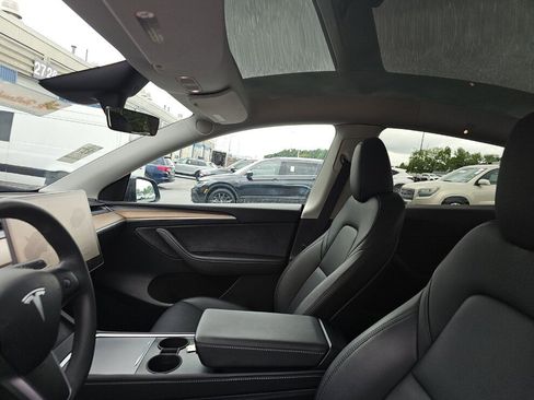 Used 2024 Tesla Model Y Long Range RWD image 11