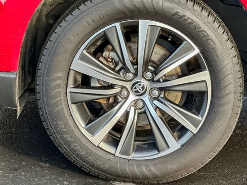 Used 2022 Toyota Venza LE image 25