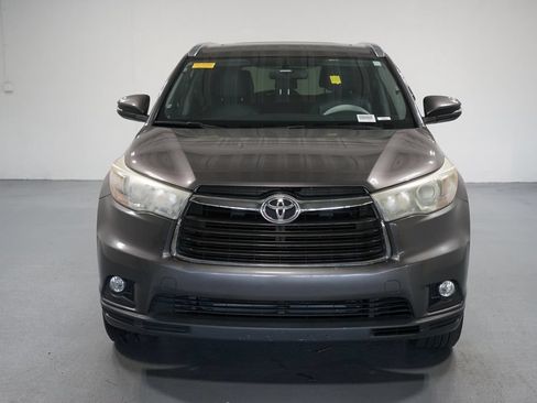 Used 2016 Toyota Highlander XLE FWD image 2