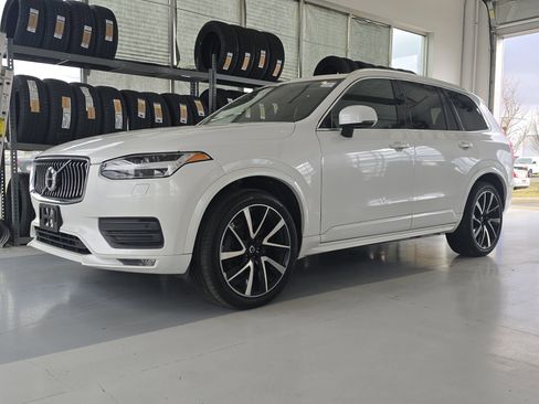 Used 2021 Volvo XC90 T6 Momentum image 4