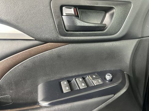 Used 2019 Toyota Highlander Plus AWD/4WD image 24