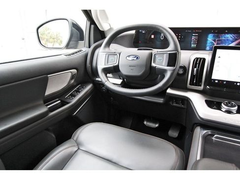 Used 2025 Ford Expedition Active AWD/4WD image 8