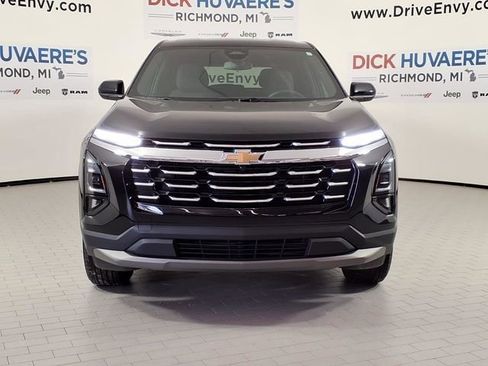 Used 2025 Chevrolet Equinox LT AWD/4WD image 2