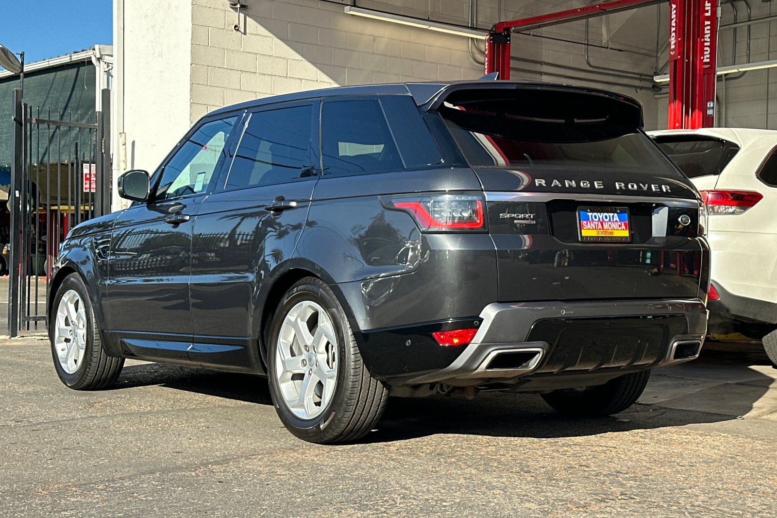 Used 2019 Land Rover Range Rover Sport HSE AWD/4WD image 6