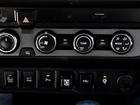 Used 2020 Toyota Tacoma TRD Sport w/ Technology Package AWD/4WD image 35
