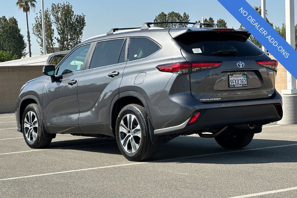 Used 2023 Toyota Highlander XLE AWD/4WD image 6