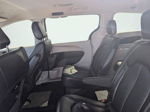 Used 2023 Chrysler Pacifica Touring-L FWD image 15