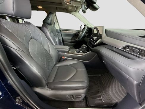 Certified 2024 Toyota Highlander Platinum FWD image 19