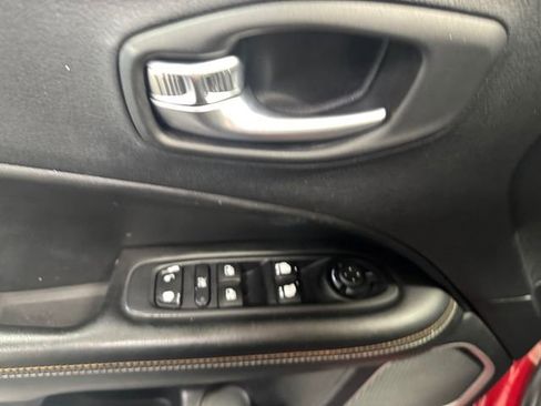 Used 2019 Jeep Compass Latitude AWD/4WD image 25