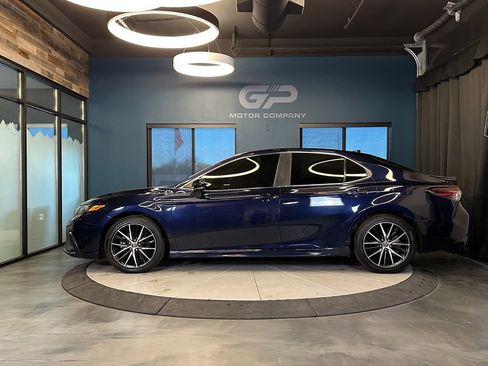 Used 2022 Toyota Camry SE image 6