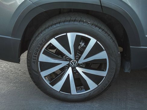 Certified 2024 Volkswagen Taos SE FWD image 11