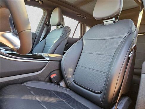 Used 2026 Mercedes-Benz GLC 300 image 4