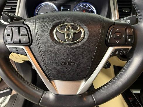 Used 2019 Toyota Highlander XLE FWD image 18