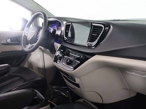 Used 2023 Chrysler Pacifica Touring-L FWD image 24