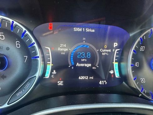 Used 2024 Chrysler Pacifica Touring-L image 15