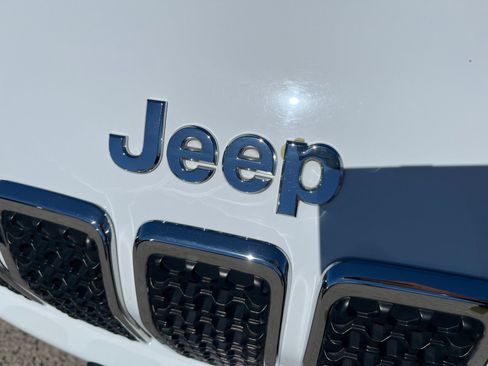 Used 2020 Jeep Cherokee Limited FWD image 31