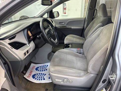 Used 2017 Toyota Sienna LE image 14