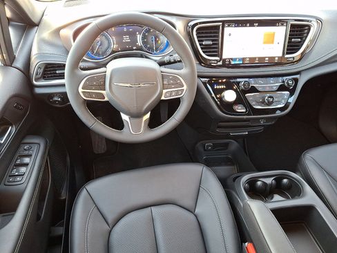 Used 2026 Chrysler Pacifica Select AWD/4WD image 7