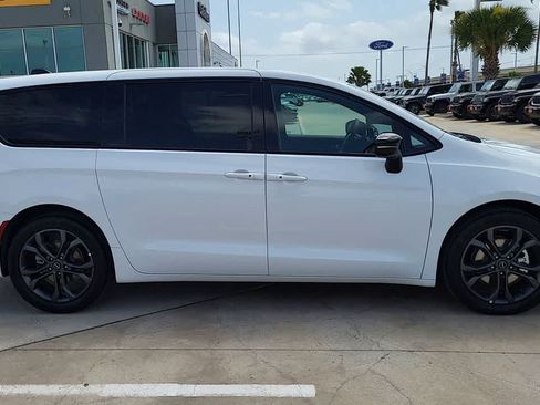 New 2026 Chrysler Pacifica Select FWD image 9