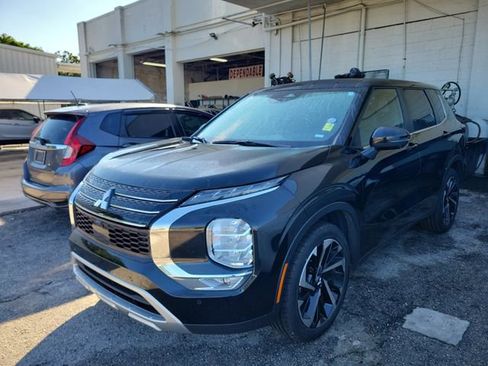 Used 2024 Mitsubishi Outlander SE image 2
