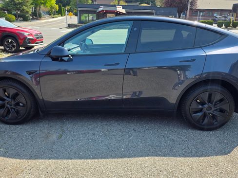 Used 2024 Tesla Model Y Long Range AWD/4WD image 8