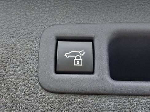 Used 2025 Toyota Sienna Platinum AWD/4WD image 32