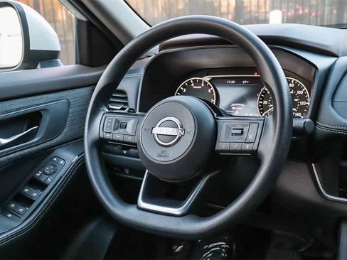 Used 2023 Nissan Rogue SV image 16