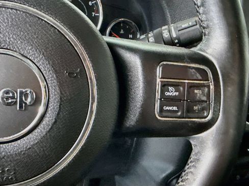 Used 2017 Jeep Wrangler Unlimited Sahara w/ Connectivity Group AWD/4WD image 12