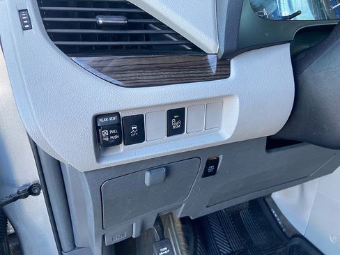 Used 2017 Toyota Sienna XLE FWD image 11
