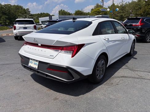 Used 2025 Hyundai Elantra Hybrid FWD image 7
