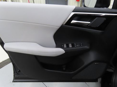 New 2025 Mitsubishi Outlander SE image 9