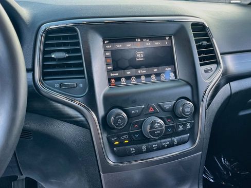 Used 2019 Jeep Grand Cherokee Laredo AWD/4WD image 14