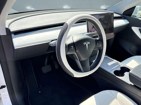 Used 2021 Tesla Model Y Long Range image 4