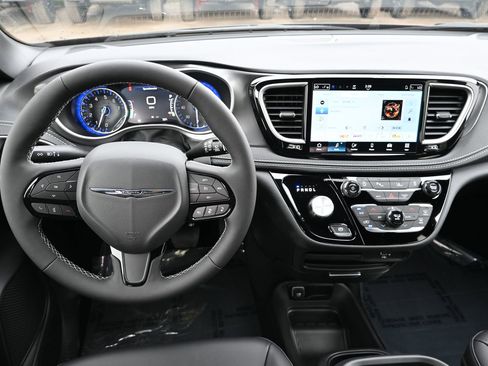 New 2026 Chrysler Pacifica Select image 16