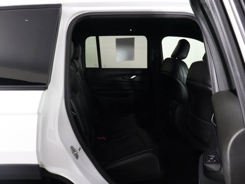 Used 2024 Jeep Grand Cherokee Altitude image 33