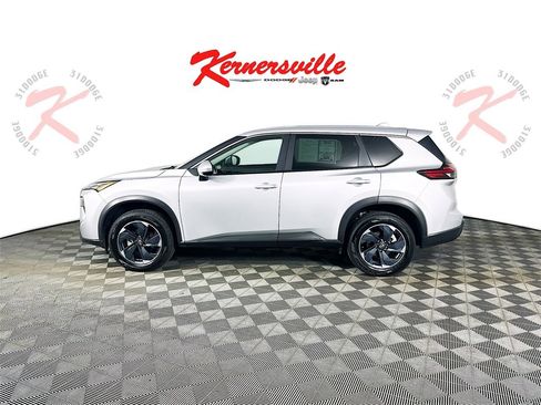 Used 2024 Nissan Rogue SV image 4
