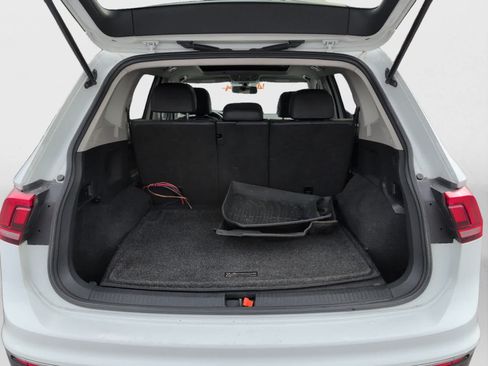 Used 2018 Volkswagen Tiguan SE AWD/4WD image 29