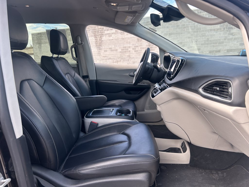 Used 2024 Chrysler Pacifica Touring-L FWD image 32