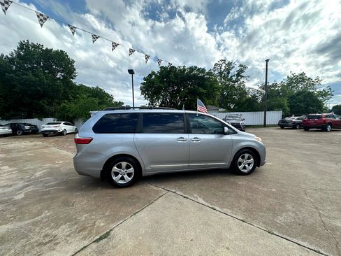 Used 2015 Toyota Sienna LE image 4