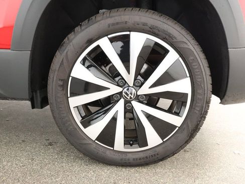 Used 2022 Volkswagen Taos SE w/ Panoramic Sunroof Package image 7